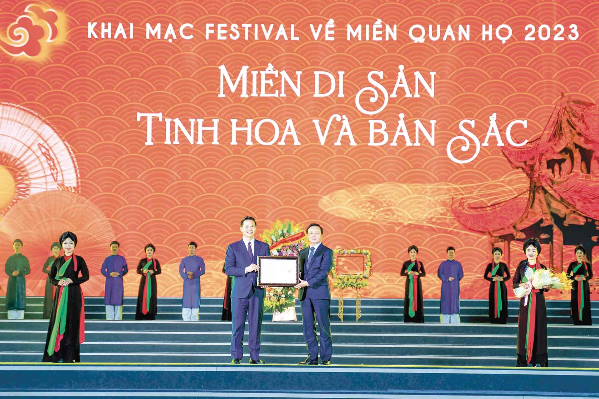Phó Thủ tướng Chính Phủ Trần Hồng Hà trao Quyết định công nhận Bảo vật quốc gia đối với ba hiện vật của tỉnh Bắc Ninh được công nhận đợt 11, năm 2022. (Nguồn: Báo Kinh tế & Đô thị)