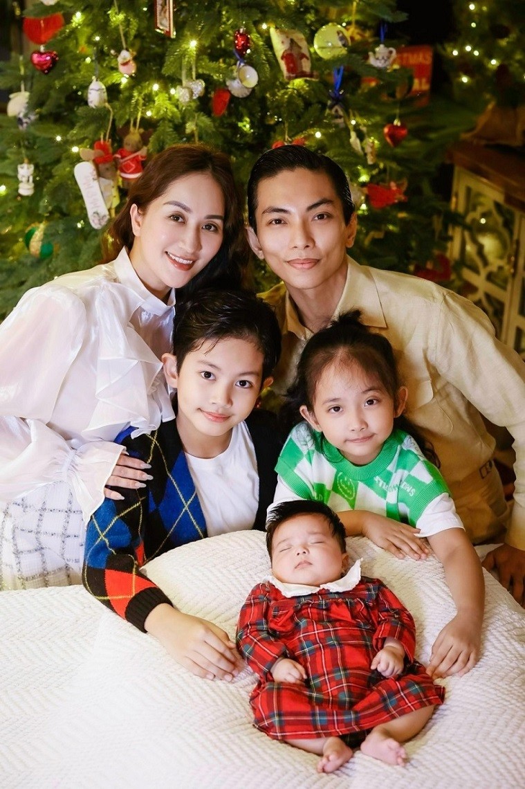 Gia đình Khánh Thi - Phan Hiển mới thực hiện bộ ảnh kỷ niệm Giáng sinh theo thông lệ hằng năm. Bé Lisa là tâm điểm khi trở thành thành viên nhỏ tuổi nhất, nằm ngoan trong vòng tay cả nhà.