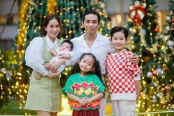 Gia đình Khánh Thi - Phan Hiển rạng rỡ trong bộ ảnh lấp lánh sắc màu Giáng sinh
