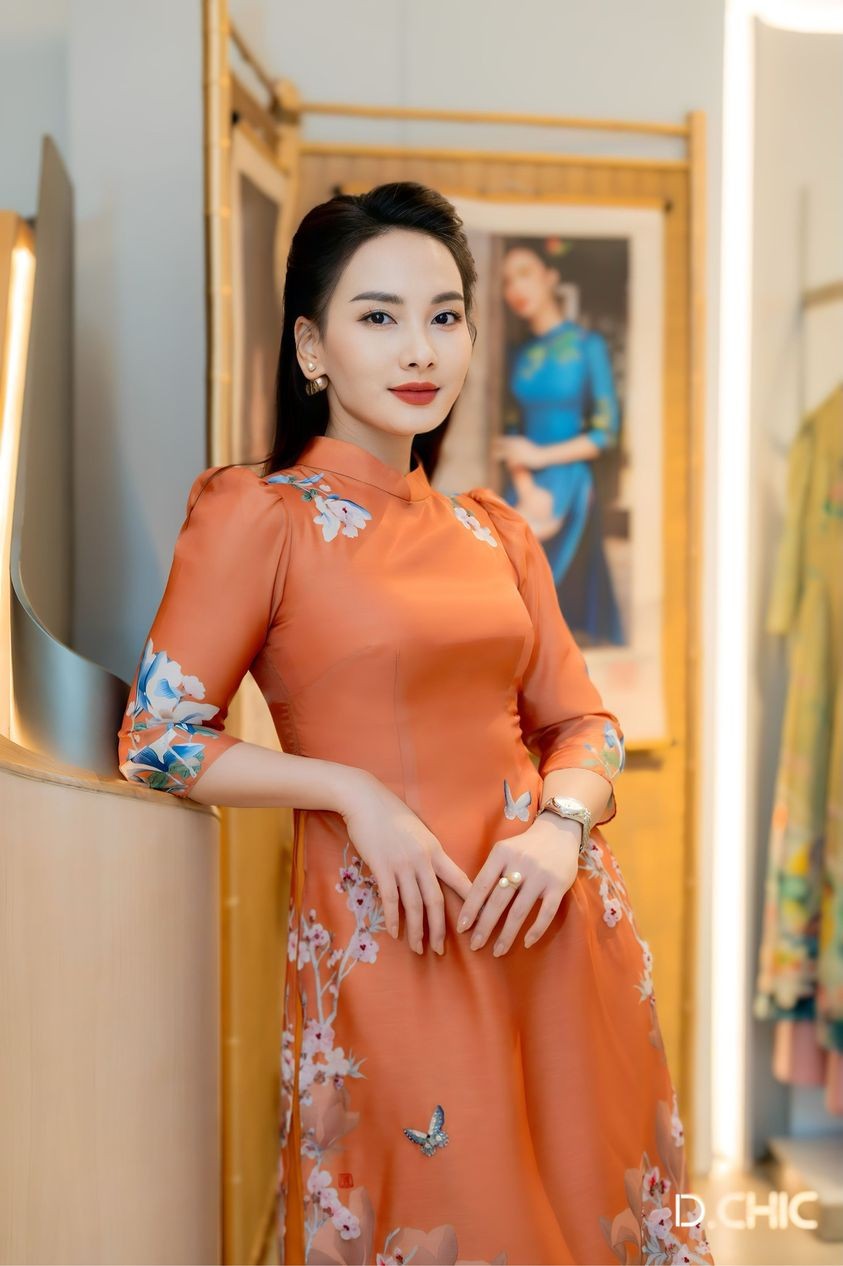 Sao Việt: MC Lê Anh tình tứ bên vợ trẻ, Hoa hậu Hà Kiều Anh ngọt ngào đón Giáng sinh
