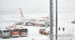 Hàn Quốc: Tuyết rơi dày, sân bay quốc tế Jeju gián đoạn hoạt động một thời gian