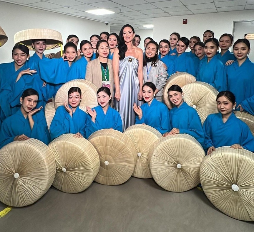 Ngay khi trở về Mỹ, Katy Perry đăng loạt ảnh tại lễ trao giải VinFuture ở Hà Nội và cho biết cảm xúc khi trở lại Việt Nam. Trong một bức ảnh, ngôi sao nhạc pop rạng rỡ chụp hình với các nghệ sĩ múa dân gian trước khi sự kiện bắt đầu.