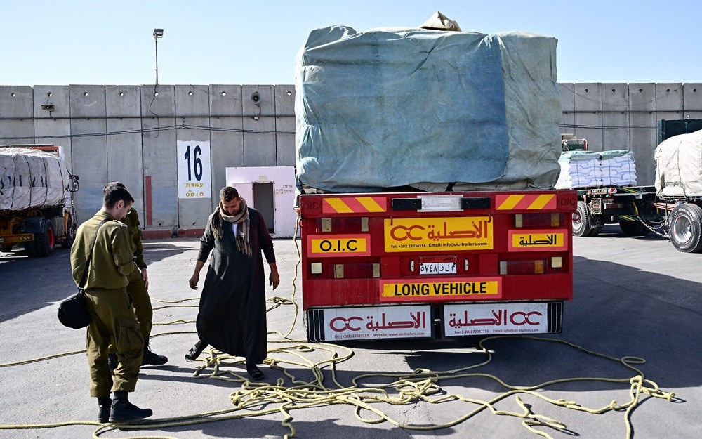 (12.23) HĐBA LHQ đã thông qua Nghị quyết về viên trợ cho Dải Gaza - Ảnh: Binh sĩ Israel kiểm tra các chuyến xe viện trợ hàng hóa vào Dải Gaza ngày 22/12/2023. (Nguồn: AFP/Getty Images)