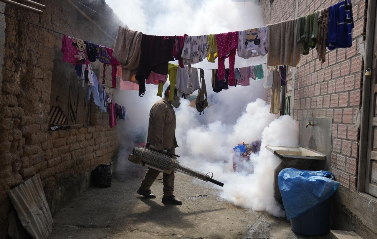 Phun thuốc diệt muỗi phòng sốt xuất huyết tại Caranavi, Bolivia, on March 2, 2023. (Nguồn: AP)