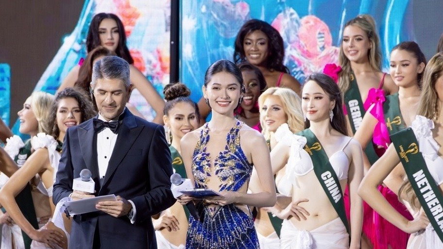 Á hậu Thùy Dung phong cách thanh lịch, mảnh mai làm MC chung kết Hoa hậu Trái đất 2023