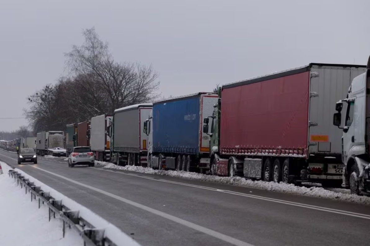 Xe tải xếp hàng dài để qua biên giới Ba Lan-Ukraina tại ngã tư Dorohusk-Jagodzin, ở Okopy, Ba Lan, ngày 4 tháng 12 năm 2023. (Nguồn: Reuters)