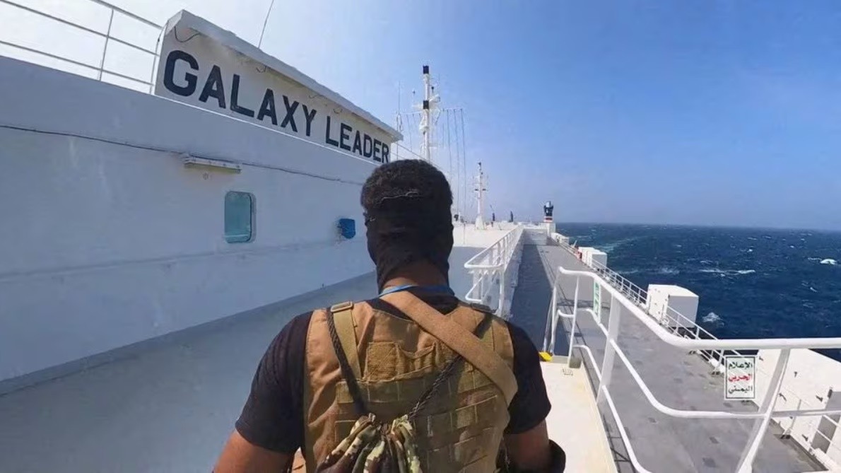 Một chiến binh Houthi đứng trên tàu chở hàng Galaxy Leader ở Biển Đỏ trong bức ảnh này được phát hành ngày 20 tháng 11 năm 2023. (Nguồn: Reuters)