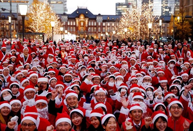 Các ông già Noel tạo dáng chụp ảnh trước sự kiện phát quà và dọn dẹp đường phố để chào mừng Giáng sinh ở Tokyo, Nhật Bản. (Nguồn: Reuters)