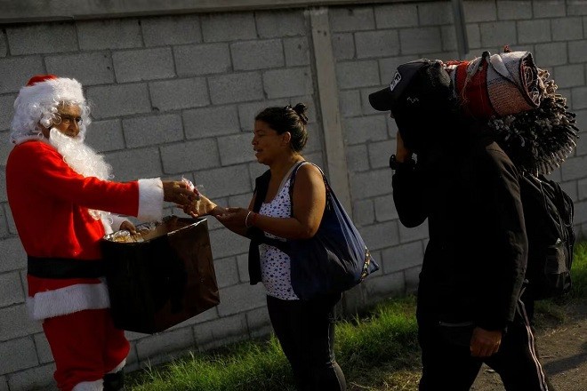 Ông già Noel tặng kẹo cho những người di cư ở Piedras Negras, Coahuila, Mexico. (Nguồn: Reuters)