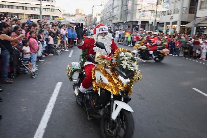 Một sĩ quan cảnh sát thuộc đội giao thông trong trang phục ông già Noel lái xe máy qua đường phố Lima ở Peru. (Nguồn: Reuters)