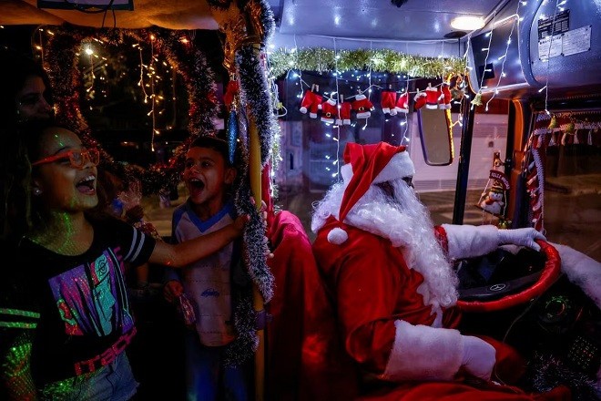 Một nghị viên ở Brazil mặc trang phục ông già Noel lái xe chở trẻ em đi hát tại Jardim Alzira Franco, Santo Andre. (Nguồn: Reuters)