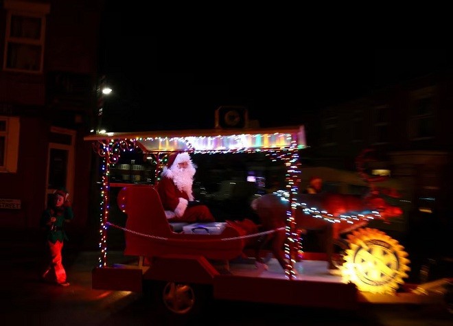 gười đàn ông hóa trang thành ông già Noel đi xe ngựa ở Northwich, Anh. (Nguồn: Reuters)