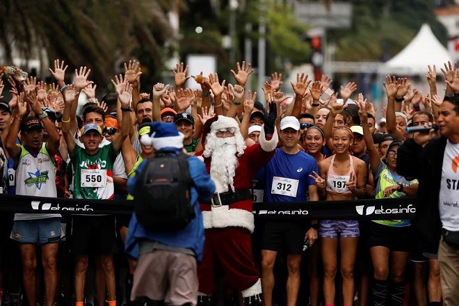 Hóa trang thành ông già Noel đẻ tham gia cuộc đua 10km ở Caracas, Venezuela. (Nguồn: Reuters)