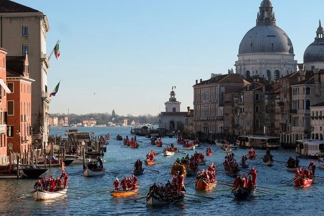 Cuộc thi chèo thuyền của các ông già Noel ở Venice, Italy. (Nguồn: Reuters)