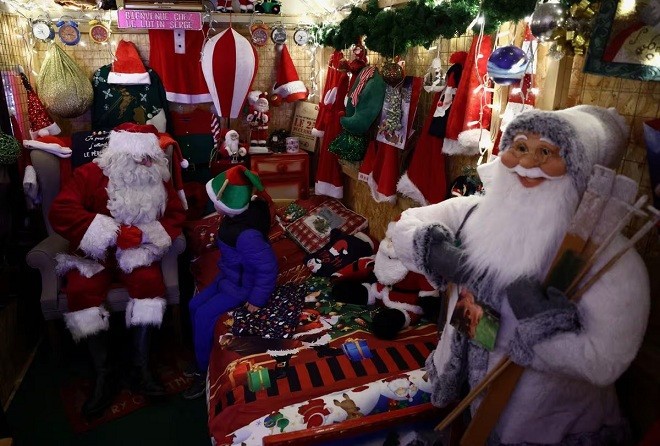 Ông già Noel nói chuyện với đứa trẻ tại ngôi làng Giáng sinh ở Beauvechain, Bỉ. (Nguồn: Reuters)