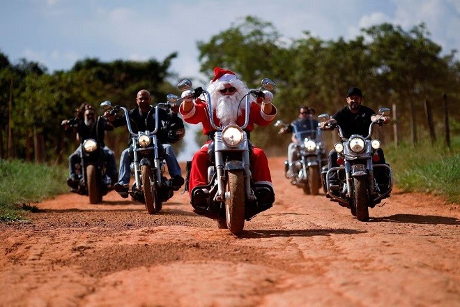 Ông già Noel lái mô tô ở Santo Antonio do Descoberto, bang Goias, Brazil. (Nguồn: Reuters)