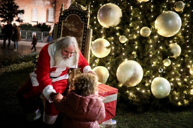 Ông già Noel trò chuyện với trẻ nhỏ trước nhà thờ Alexander Nevsky ở Sofia, Bulgaria. (Nguồn: Reuters)