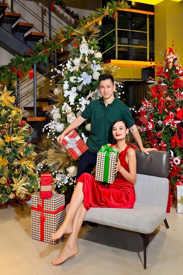 Vợ chồng Lê Thúy - Đỗ An chọn sắc xanh lá và đỏ - hai tông màu kinh điển của dịp Giáng sinh - để thể hiện sự gắn kết khi đón Noel bên nhau.