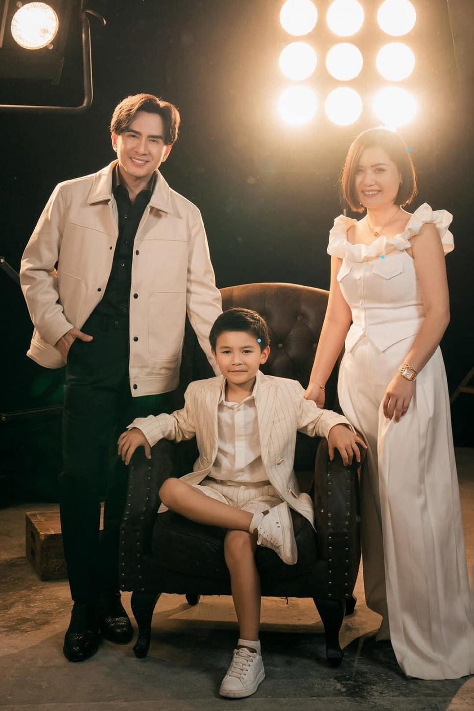 Ca sĩ Đan Trường chụp hình cùng con trai và vợ cũ với trang phục sắc trắng kem ton sur ton.