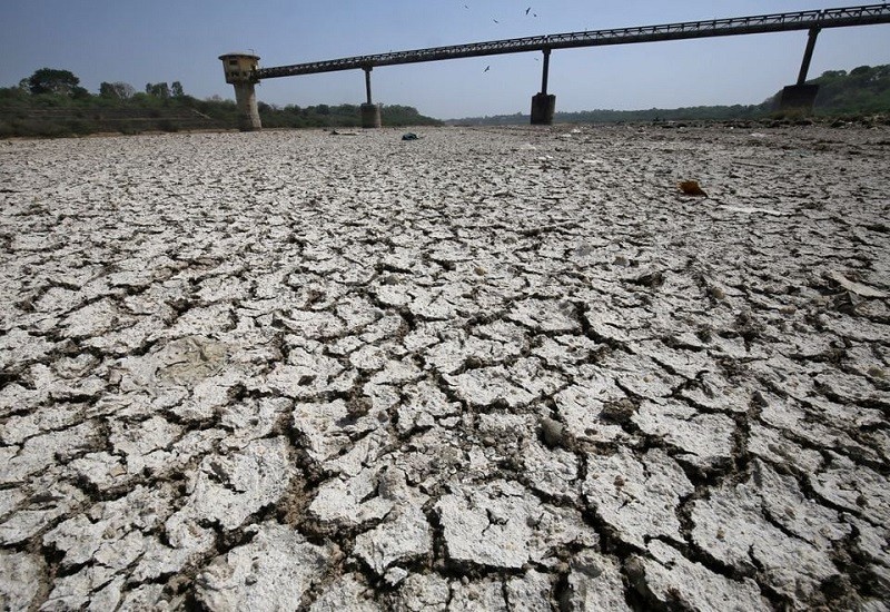  Sông Sabarmati cạn trơ đáy vào một ngày nóng ở ngoại ô Ahmedabad, Ấn Độ.