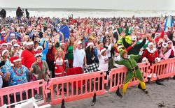 Mỹ: Hàng nghìn 'ông già Noel' tham gia lướt sóng trên bãi biển và gây quỹ từ thiện