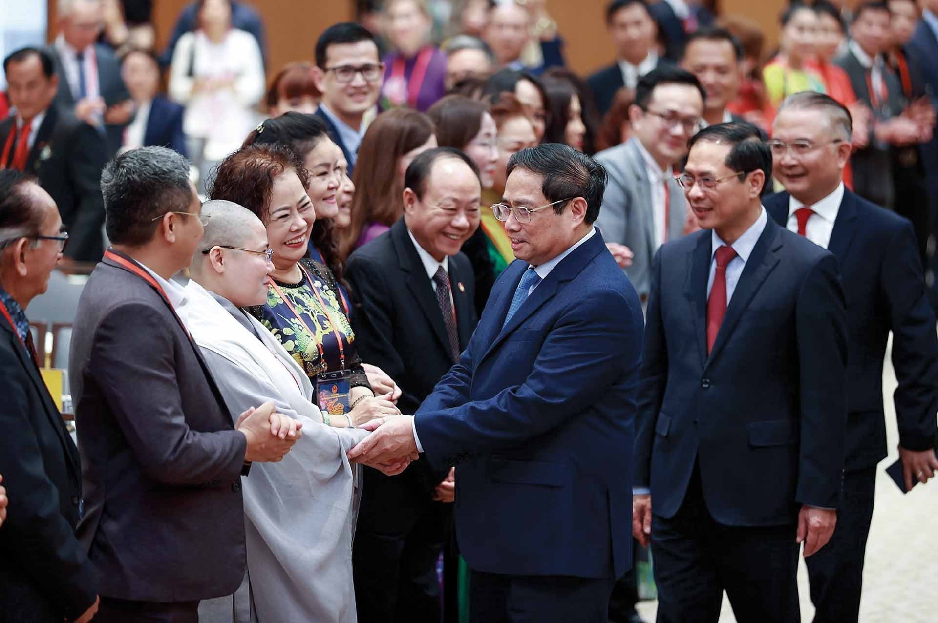 Thủ tướng Phạm Minh Chính gặp đại diện bà con Việt kiều tham dự chương trình Xuân Quê hương 2023 ngày 14/1/2023. (Ảnh: TTXVN)