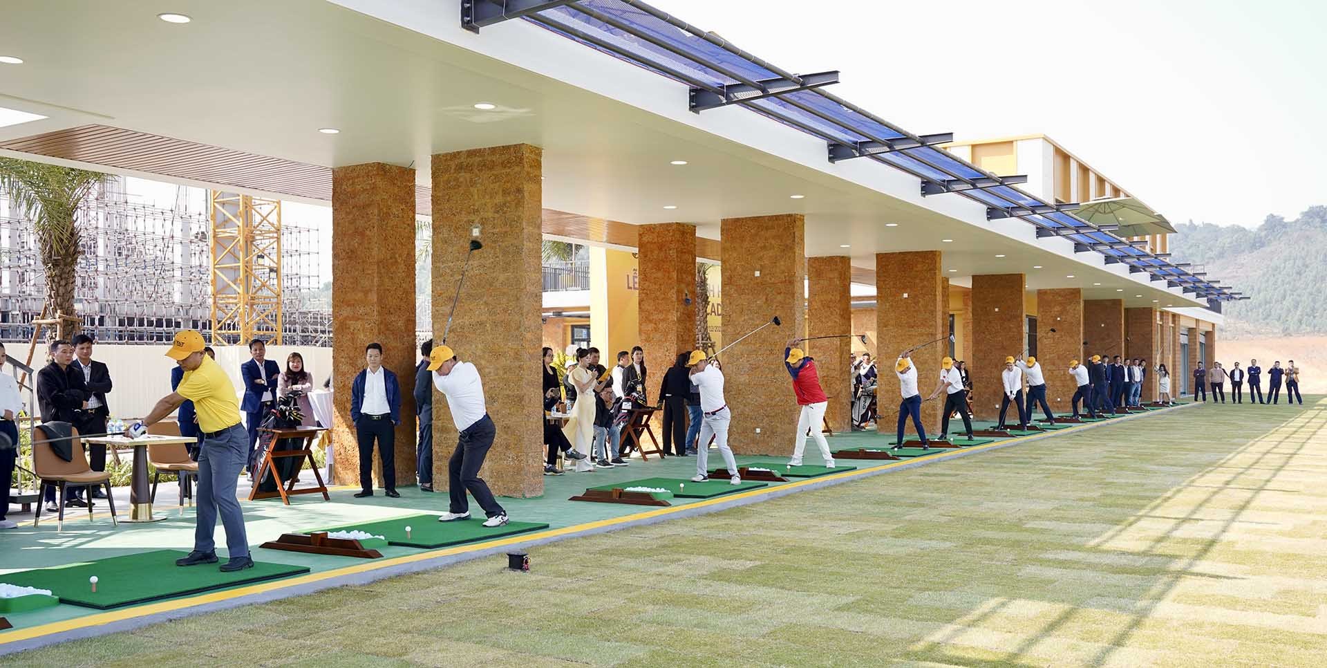 Các đại biểu, khách mời phát bóng ghi dấu ấn nhân sự kiện khánh thành Học viện T&T Golf Academy.