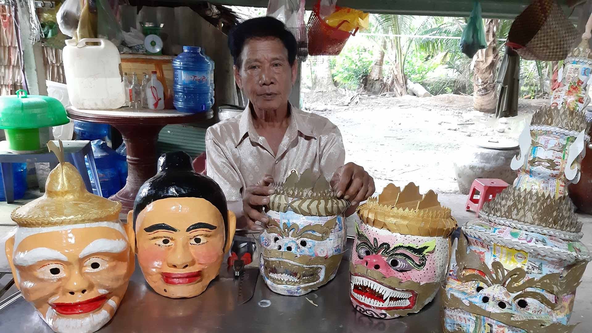Trà Vinh bảo tồn nghề thủ công truyền thống chế tác mão, mặt nạ của đồng bào Khmer
