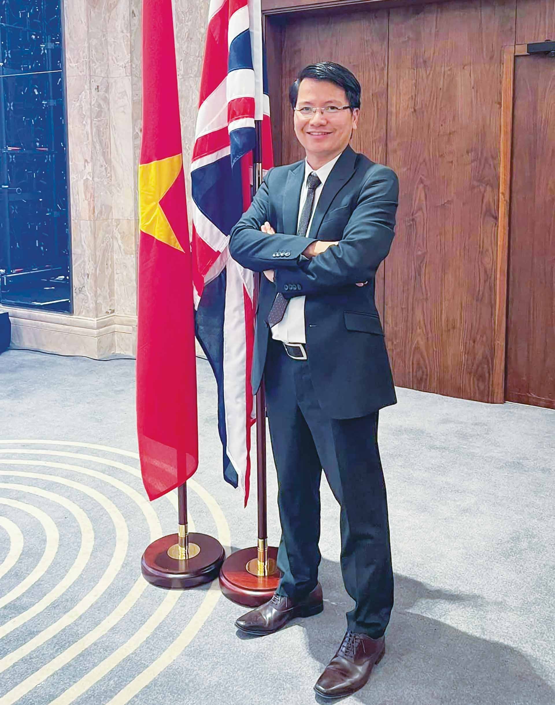Anh Phạm Trung Kiên, Tổng thư ký Hiệp hội Doanh nghiệp Việt Nam tại Anh. Anh Phạm Trung Kiên, Tổng thư ký Hiệp hội Doanh nghiệp Việt Nam tại Anh.