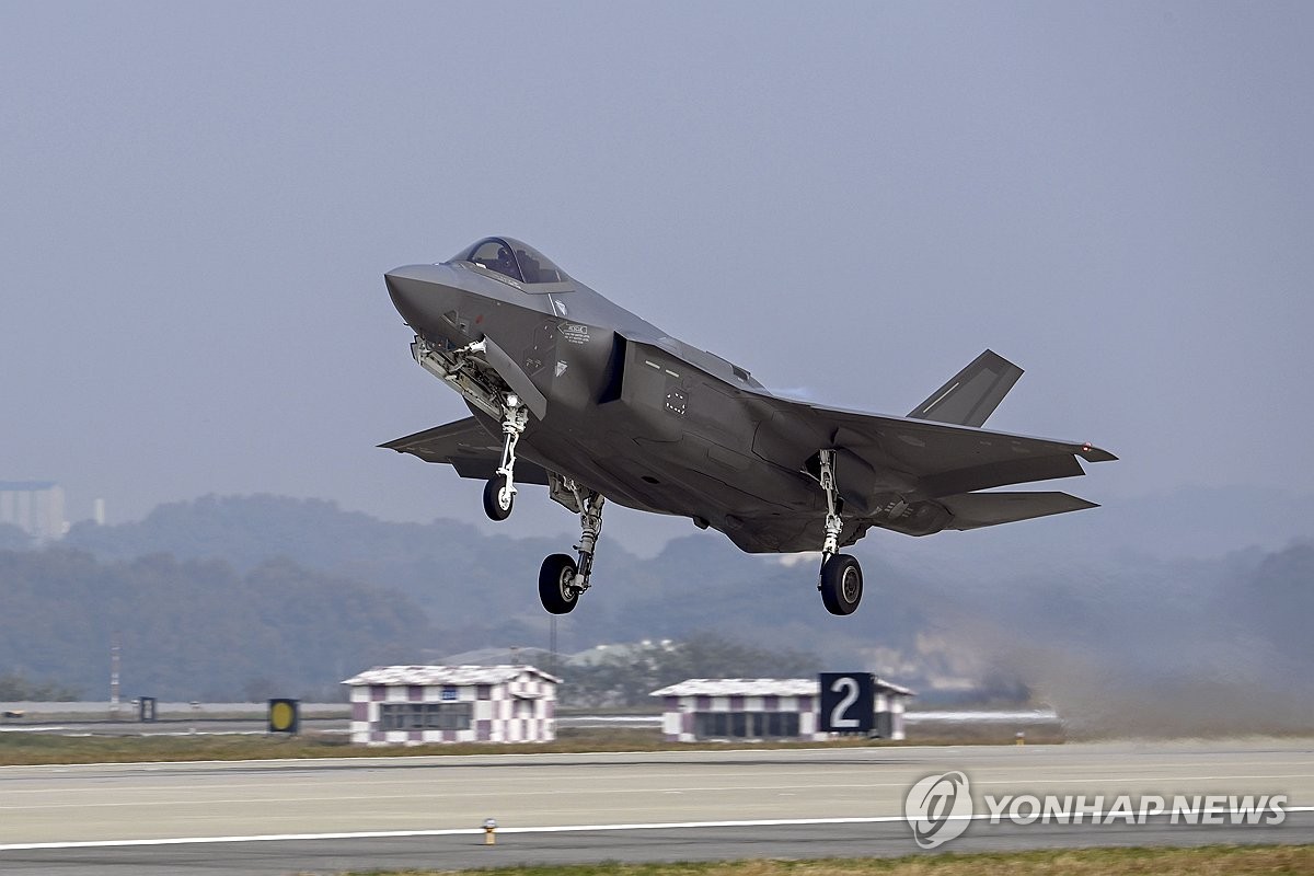 Máy bay chiến đấu F-35A cất cánh từ căn cứ không quân ở Cheongju, cách Seoul 112 km về phía nam ngày 26/10/2023. (Nguồn: Yonhap)