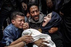 Xung đột ở Dải Gaza: Người dân đối mặt nạn đói và tuyệt vọng; Israel nhất trí mở hành lang nhân đạo, không kích Bờ Tây