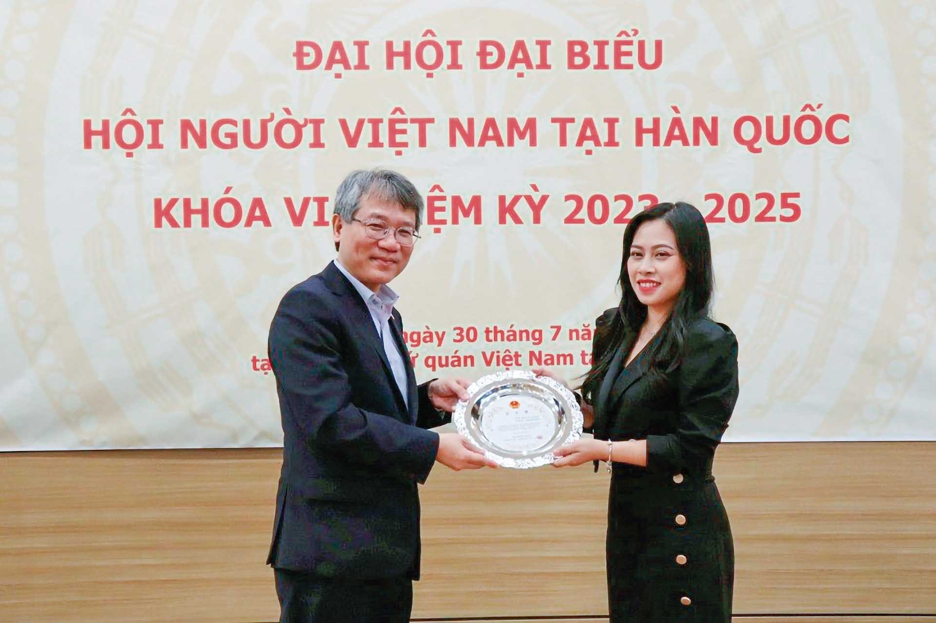 Đại sứ Việt Nam tại Hàn Quốc Nguyễn Vũ Tùng (trái) và Chủ tịch Hội người Việt Nam tại Hàn Quốc Lê Nguyễn Minh Phương. (Nguồn: TTXVN)
