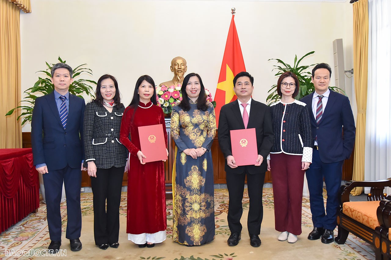 Tham dự buổi lễ trao quyết định có đại diện lãnh đạo một số đơn vị liên quan của Bộ Ngoại giao và Ủy ban Nhà nước về người Việt Nam ở nước ngoài.