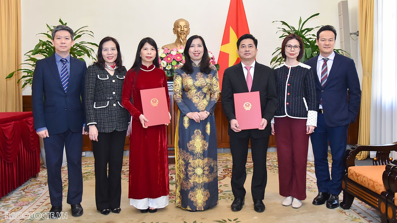 Thứ trưởng Lê Thị Thu Hằng trao quyết định điều động cán bộ cấp Vụ, Ủy ban Nhà nước về người Việt Nam ở nước ngoài