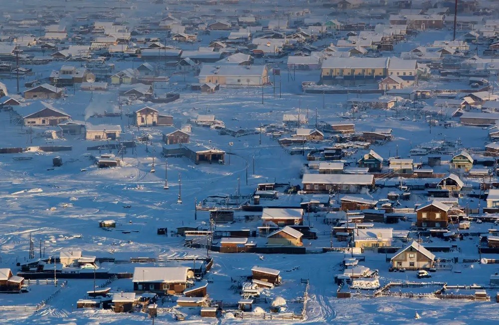 Oymyakon là ngôi làng có người sinh sống lạnh nhất trên Trái đất, nằm ở CH Sakha, phía Đông Bắc Nga. Dân số nơi đây chỉ khoảng 500 người. Họ sinh sống trong điều điện khắc nghiệt khi nhiệt độ từng ghi nhận xuống tới -71,2 độ C vào năm 1924. Nhiệt độ trung bình vào mùa Đông cũng ở mức -50 độ C. Oymyakon nằm cách Yakutsk khoảng hơn 1.500km. Yakutsk cũng thuộc vùng Siberia (Nga), là thành phố lạnh nhất thế giới, nhiệt độ thấp nhất từng đạt -62,7 độ C.