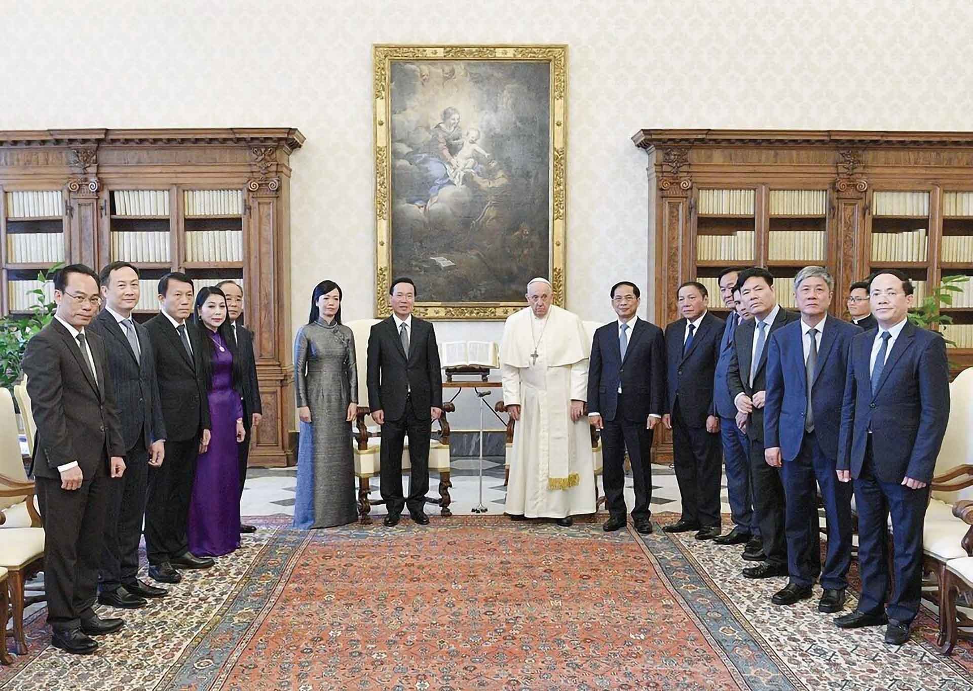 Chủ tịch nước Võ Văn Thưởng, Giáo hoàng Francis và các đại biểu khi thăm Tòa thánh Vatican, ngày 27/7/2023. (Ảnh: Nguyễn Hồng)