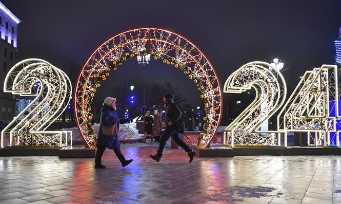 Trang trí chào đón Năm mới 2024 tại Moskva, Nga. Ảnh: THX/TTXV
