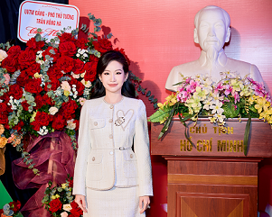 Á hậu – Doanh nhân Huyền Cò tại Lễ Kỷ niệm 15 năm Ngày thành lập Hội Giáo dục Chăm sóc Sức khỏe Cộng đồng Việt Nam.
