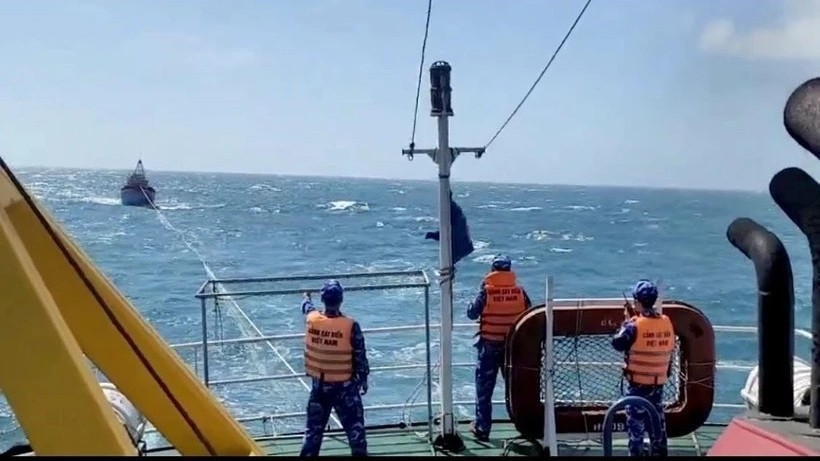 Tàu Cảnh sát Biển lai dắt thành công tàu cá gặp nạn về đảo Phú Quý