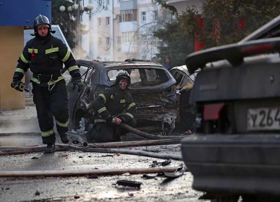 Lính cứu hỏa nỗ lực dập tắt những chiếc ô tô đang cháy sau điều mà chính quyền Nga cho là cuộc tấn công của quân đội Ukraine ở Belgorod, Nga ngày 30 tháng 12 năm 2023. REUTERS/Stringer Acquire Accensing Rights
