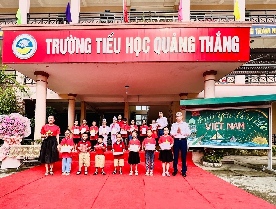 Hội Chữ thập đỏ (CTĐ) tỉnh Thanh Hóa đã phối hợp với Hội CTĐ TP.Thanh Hóa, trường tiểu học Quảng Thắng (TP.Thanh Hóa) tổ chức chương trình tuyên truyền về biển đảo và tặng quà cho học sinh nhân dịp năm học mới 2023-2024.