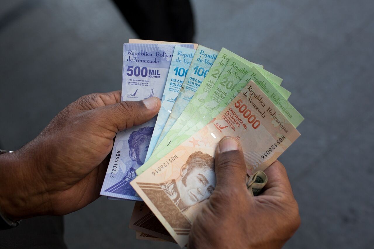 Tiền Venezuela mất giá hơn 50% so với USD trong năm 2023. (Nguồn: Bloomberg)