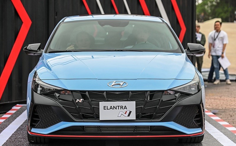 Cận cảnh Hyundai Elantra N vừa trình làng tại Việt Nam