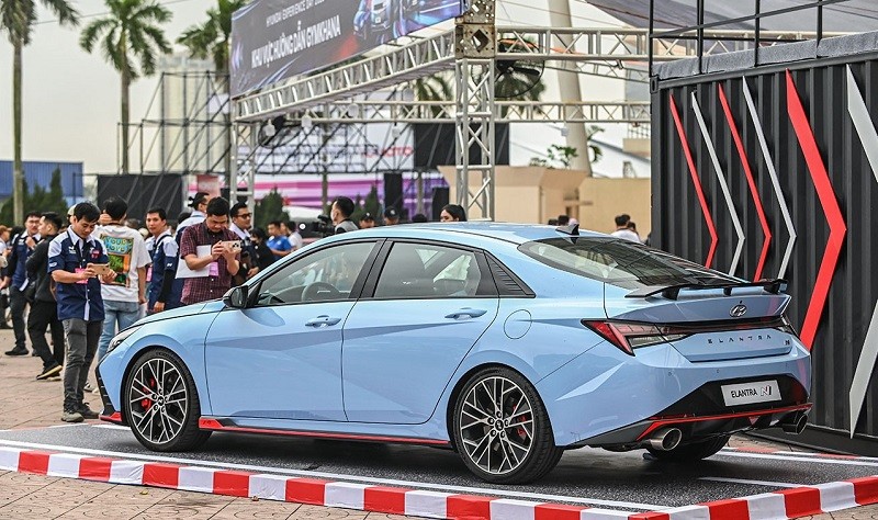 Cận cảnh Hyundai Elantra N vừa trình làng tại Việt Nam