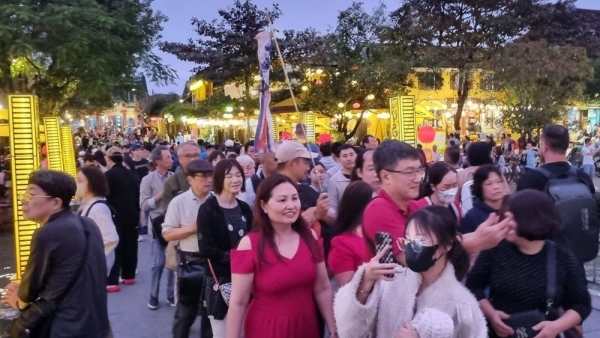 Tens of thousands tourists visit Hoi An on New Year holiday