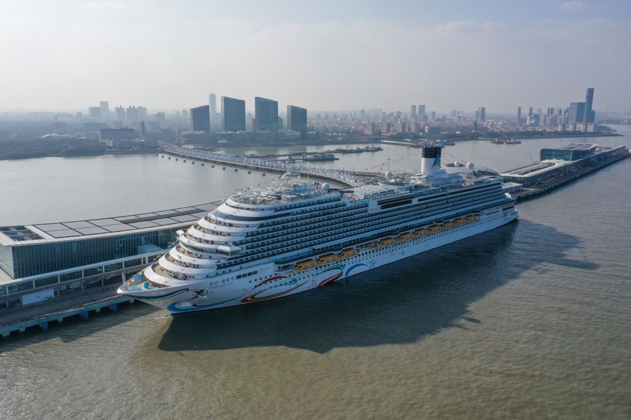 Siêu du thuyền mang tên “Thành phố phép thuật Adora” neo tại cảng Wusongkou Thượng Hải, Trung Quốc ngày 1/1/2024. (Nguồn: Tân Hoa xã)