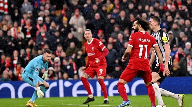 Ngoại hạng Anh: Mohamed Salah tỏa sáng lập công, Liverpool dẫn đầu bảng xếp hạng