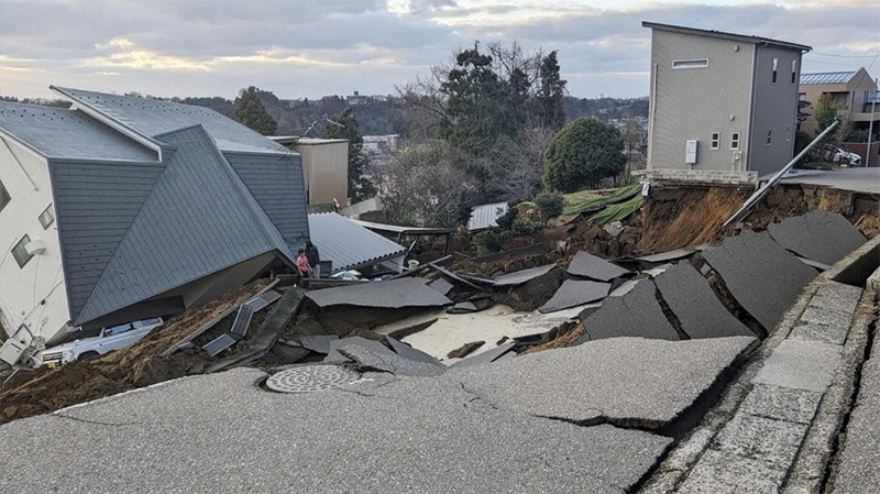 Video: Khoảnh khắc động đất 7,6 độ làm rung chuyển Nhật Bản, nhà cửa đổ sập