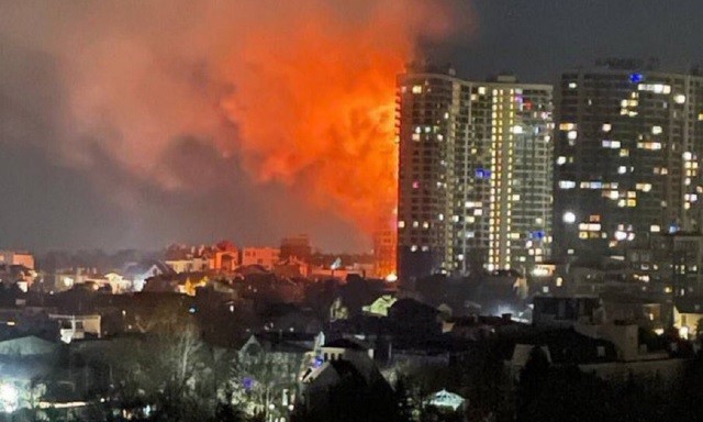 Tòa nhà tại Odessa bốc cháy sau khi trúng mảnh vỡ của UAV. Ảnh: X/DailyNews24
