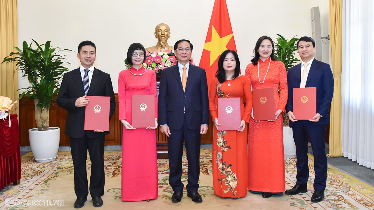 Bộ trưởng Ngoại giao trao quyết định bổ nhiệm 5 Trưởng cơ quan đại diện Việt Nam ở nước ngoài